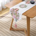 - UcgenRunner-10336-Gorsel2 - Realhomes Çiçek Köşesi Özel Tasarım Dijital Baskılı Dekoratif Püsküllü Şönil Üçgen Runner Realhomes