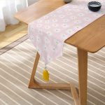 - UcgenRunner-10376-Gorsel2 - Realhomes Pembe Zemin Papatya Tasarımlı Dijital Baskılı Dekoratif Püsküllü Şönil Üçgen Runner Realhomes