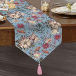 - UcgenRunner-10415-Gorsel1 - Realhomes Mavi Zemin Papatya & Gül Tasarımlı Dijital Baskılı Modern Püsküllü Şönil Üçgen Runner Realhomes