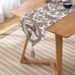 Karakalem Çiçek & Portre Desenli Dijital Baskılı Dekoratif Püsküllü Şönil Üçgen Runner Realhomes