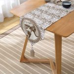 Karakalem Çiçek & Yazı & Portre Desenli Dijital Baskılı Modern Püsküllü Şönil Üçgen Runner Realhomes