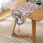 - UcgenRunner-10426-Gorsel2 - Realhomes Rengarenk Çiçek Portre Motifli Dijital Baskılı Dekoratif Püsküllü Şönil Üçgen Runner Realhomes