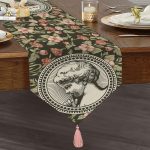 - UcgenRunner-10428-Gorsel1 - Realhomes  Renkli Gül & Portre Motifli Dijital Baskılı Dekoratif Püsküllü Şönil Üçgen Runner Realhomes