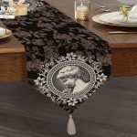 Gül & Portre Motifli Dijital Baskılı Dekoratif Püsküllü Şönil Üçgen Runner Realhomes