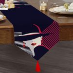 - UcgenRunner-3361-Gorsel1 - Realhomes  Şapkalı Fashion Girl Tasarımlı Dijital Baskılı Dekoratif Püsküllü Şönil Üçgen Runner Realhomes