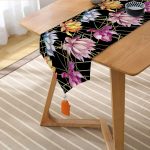 - UcgenRunner-6100-Gorsel2 - Realhomes Gold Çizgili Suluboya Gül Tasarımlı Dijital Baskılı Dekoratif Püsküllü Şönil Üçgen Runner Realhomes