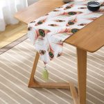 Beyaz Zeminli Tüy Tasarımlı Dijital Baskılı Dekoratif Püsküllü Şönil Üçgen Runner Realhomes