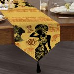 - UcgenRunner-6179-Gorsel1 - Realhomes Siyahi Kadın Figürlü Dijital Baskılı Dekoratif Püsküllü Şönil Üçgen Runner Realhomes