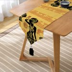 - UcgenRunner-6179-Gorsel2 - Realhomes Siyahi Kadın Figürlü Dijital Baskılı Dekoratif Püsküllü Şönil Üçgen Runner Realhomes