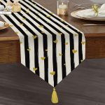 Siyah Beyaz Çizgi Tasarımlı Kalp Desenli Dijital Baskılı Dekoratif Püsküllü Şönil Üçgen Runner Realhomes