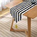 Siyah Beyaz Çizgi Tasarımlı Kalp Desenli Dijital Baskılı Dekoratif Püsküllü Şönil Üçgen Runner Realhomes