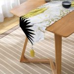 Realhomes Mermer Zeminli Gold Ve Siyah Yapraklar Dijital Baskılı Özel Tasarım Püsküllü Şönil Üçgen Runner Realhomes