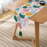 - UcgenRunner-7023-Gorsel2 - Realhomes Realhomes Sanatsal Modern Tasarımlı Dijital Baskılı Özel Tasarım Püsküllü Şönil Üçgen Runner Realhomes