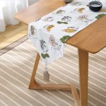 - UcgenRunner-7087-Gorsel2 - Realhomes Realhomes Beyaz Zemınde Bayan Desenli Dijital Baskılı Özel Tasarım Püsküllü Şönil Üçgen Runner Realhomes