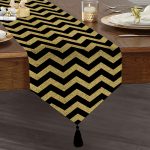 Realhomes Siyah Zeminde Gold Kalp Desenli Dijital Baskılı Özel Tasarım Püsküllü Şönil Üçgen Runner Realhomes