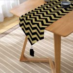 Realhomes Siyah Zeminde Gold Kalp Desenli Dijital Baskılı Özel Tasarım Püsküllü Şönil Üçgen Runner Realhomes