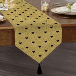 - UcgenRunner-7121-Gorsel1 - Realhomes Realhomes Gold Zeminde Beyaz Ok Motifli Dijital Baskılı Özel Tasarım Püsküllü Şönil Üçgen Runner Realhomes