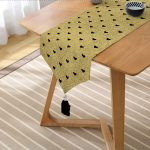 - UcgenRunner-7121-Gorsel2 - Realhomes Realhomes Gold Zeminde Beyaz Ok Motifli Dijital Baskılı Özel Tasarım Püsküllü Şönil Üçgen Runner Realhomes