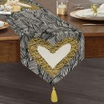 Realhomes Siyah Onedraw Çizimli Gold Renkli Kalp Desenli Dijital Baskılı Özel Tasarım Püsküllü Şönil Üçgen Runner Realhomes