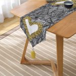 Realhomes Siyah Onedraw Çizimli Gold Renkli Kalp Desenli Dijital Baskılı Özel Tasarım Püsküllü Şönil Üçgen Runner Realhomes