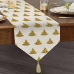 - UcgenRunner-7142-Gorsel1 - Realhomes Realhomes Beyaz Zeminde Gold Renkli Çam Ağacı Desenli Dijital Baskılı Özel Tasarım Püsküllü Şönil Üçgen Runner Realhomes