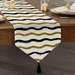 Realhomes Beyaz Zemin Üzerinde Gold Ve Siyah Renkli Çizgiler Dijital Baskılı Özel Tasarım Püsküllü Şönil Üçgen Runner Realhomes