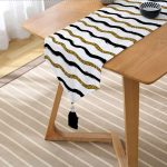 Realhomes Beyaz Zemin Üzerinde Gold Ve Siyah Renkli Çizgiler Dijital Baskılı Özel Tasarım Püsküllü Şönil Üçgen Runner Realhomes