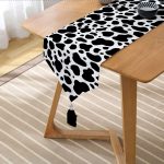 - UcgenRunner-7183-Gorsel2 - Realhomes Realhomes Beyaz Zemin Üzerinde Siyah Puantiye Desenli Dijital Baskılı Özel Tasarım Püsküllü Şönil Üçgen Runner Realhomes