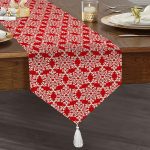 Realhomes Kırmızı Zemin Üzerinde Beyaz Kartanesi Desenli Dijital Baskılı Özel Tasarım Püsküllü Şönil Üçgen Runner Realhomes