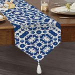 Mavi Çini Desenli Dijital Baskılı Dekoratif Püsküllü Şönil Üçgen Runner Realhomes