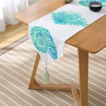 - UcgenRunner-7228-Gorsel2 - Realhomes Realhomes Beyaz Zeminde Yeşil Renkli Su Yosunu Desenli Dijital Baskılı Özel Tasarım Püsküllü Şönil Üçgen Runner Realhomes