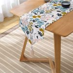 Realhomes Beyaz Zeminde Rengarenk Çiçek Desenli   Dijital Baskılı Özel Tasarım Püsküllü Şönil Üçgen Runner Realhomes