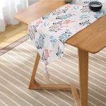 Realhomes Beyaz Zeminde Rengarenk Çiçek Desenli   Dijital Baskılı Özel Tasarım Püsküllü Şönil Üçgen Runner Realhomes