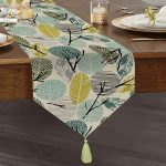 Realhomes Beyaz Zemin Üzerinde Yaprak Desenli Dijital Baskılı Özel Tasarım Püsküllü Şönil Üçgen Runner Realhomes