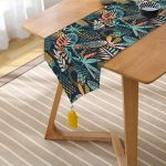 - UcgenRunner-7297-Gorsel2 - Realhomes Realhomes Siyah Zemin Üzerinde Onedraw Çizimli Yaprak Motifli Dijital Baskılı Özel Tasarım Püsküllü Şönil Üçgen Runner Realhomes