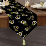 Realhomes Siyah Zemin Üzerinde Papatya Desenli Dijital Baskılı Özel Tasarım Püsküllü Şönil Üçgen Runner Realhomes