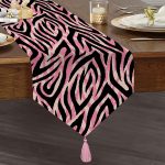 Realhomes Siyah Zemin Üzerinde Pembe Renkli Çizim Dijital Baskılı Özel Tasarım Püsküllü Şönil Üçgen Runner Realhomes