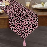 Realhomes Siyah Zemin Üzerinde Pembe Renkli Çizim Dijital Baskılı Özel Tasarım Püsküllü Şönil Üçgen Runner Realhomes