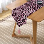 Realhomes Siyah Zemin Üzerinde Pembe Renkli Çizim Dijital Baskılı Özel Tasarım Püsküllü Şönil Üçgen Runner Realhomes