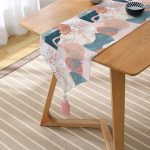 Realhomes Renkli Zeminde Soyut Çizimli  Dijital Baskılı Özel Tasarım Püsküllü Şönil Üçgen Runner Realhomes