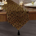 - UcgenRunner-7546-Gorsel1 - Realhomes Realhomes Gold Zemin Üzerinde Siyah Geometrik Desenli Dijital Baskılı Özel Tasarım Püsküllü Şönil Üçgen Runner Realhomes