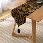 - UcgenRunner-7546-Gorsel2 - Realhomes Realhomes Gold Zemin Üzerinde Siyah Geometrik Desenli Dijital Baskılı Özel Tasarım Püsküllü Şönil Üçgen Runner Realhomes