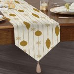 Realhomes Beyaz Zemin Üzerinde Gold Renkli Yılbaşı Temalı Dijital Baskılı Özel Tasarım Püsküllü Şönil Üçgen Runner Realhomes