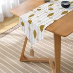 Realhomes Beyaz Zemin Üzerinde Gold Renkli Yılbaşı Temalı Dijital Baskılı Özel Tasarım Püsküllü Şönil Üçgen Runner Realhomes