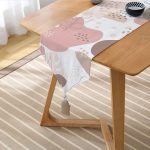 - UcgenRunner-7560-Gorsel2 - Realhomes Realhomes Beyaz Zemin Üzerinde Pastel Renkli Yaprak Desenli Dijital Baskılı Özel Tasarım Püsküllü Şönil Üçgen Runner Realhomes