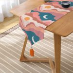 Realhomes Pastel Renkli Zemin Üzerinde Ay Güneş Temalı Dijital Baskılı Özel Tasarım Püsküllü Şönil Üçgen Runner Realhomes