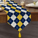 Realhomes Beyaz Zemin Üzerinde Baklava Desenli  Dijital Baskılı Özel Tasarım Püsküllü Şönil Üçgen Runner Realhomes