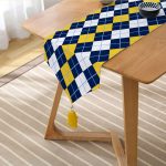 Realhomes Beyaz Zemin Üzerinde Baklava Desenli  Dijital Baskılı Özel Tasarım Püsküllü Şönil Üçgen Runner Realhomes