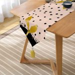 Realhomes Pastel Zemin Üzerinde Gold Detaylı Yaprak Desenli Dijital Baskılı Özel Tasarım Püsküllü Şönil Üçgen Runner Realhomes