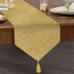 Realhomes Gold Zemin Üzerinde Beyaz Geometrik Çizimli Dijital Baskılı Özel Tasarım Püsküllü Şönil Üçgen Runner Realhomes